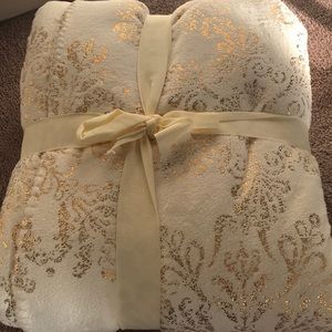 Cozy Velvet Plush Throw